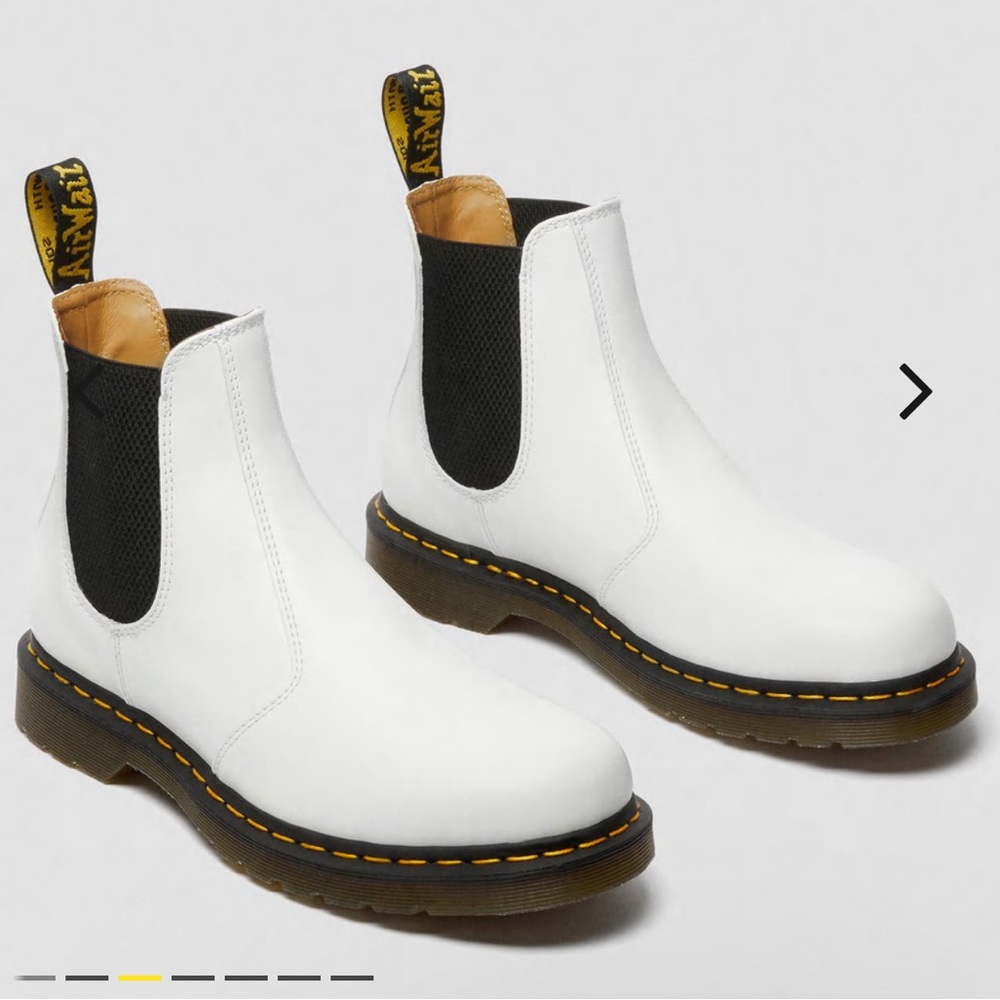2976 Yellow Stitch Smooth Leather Chelsea Boots Color: White Smooth